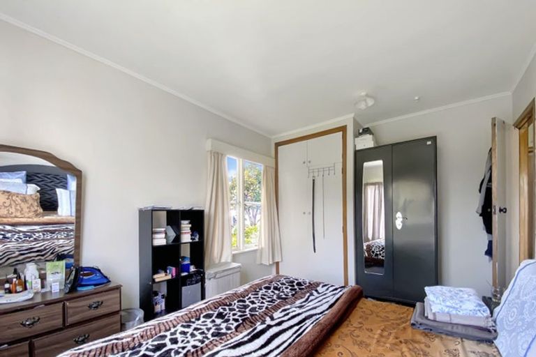 Photo of property in 15 Raleigh Road, Northcote, Auckland, 0627