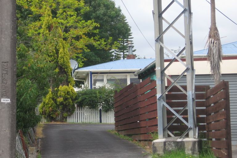 Photo of property in 2/35 Sunnyfield Crescent, Glenfield, Auckland, 0629