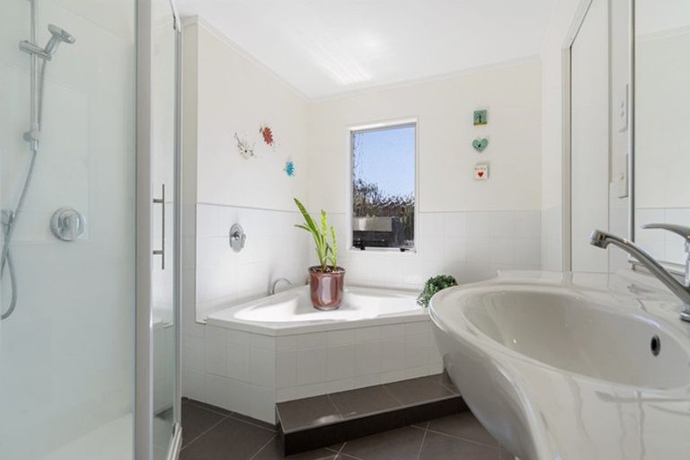 Photo of property in 19 Alberta Road, Glen Avon, New Plymouth, 4312