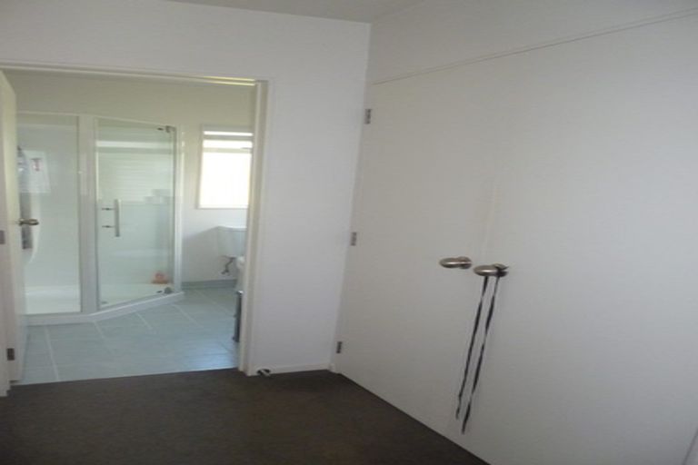 Photo of property in 49b Onewa Road, Northcote, Auckland, 0627