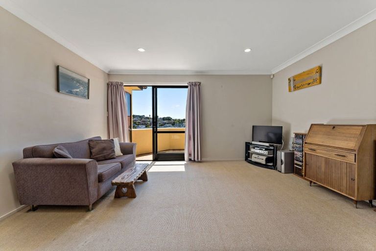 Photo of property in 11 Mackwell Road, Fairview Heights, Auckland, 0632