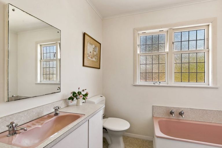 Photo of property in 1 Woodmancote Road, Khandallah, Wellington, 6035