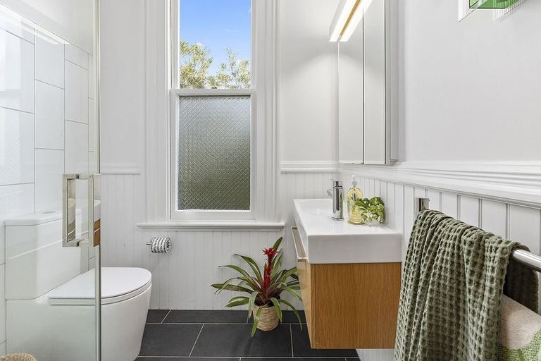 Photo of property in 82 Creswick Terrace, Northland, Wellington, 6012