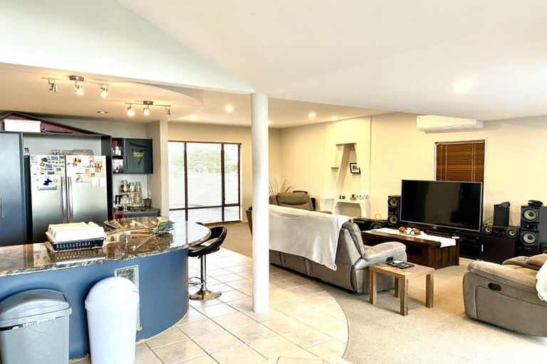 Photo of property in 473 East Coast Road, Murrays Bay, Auckland, 0630