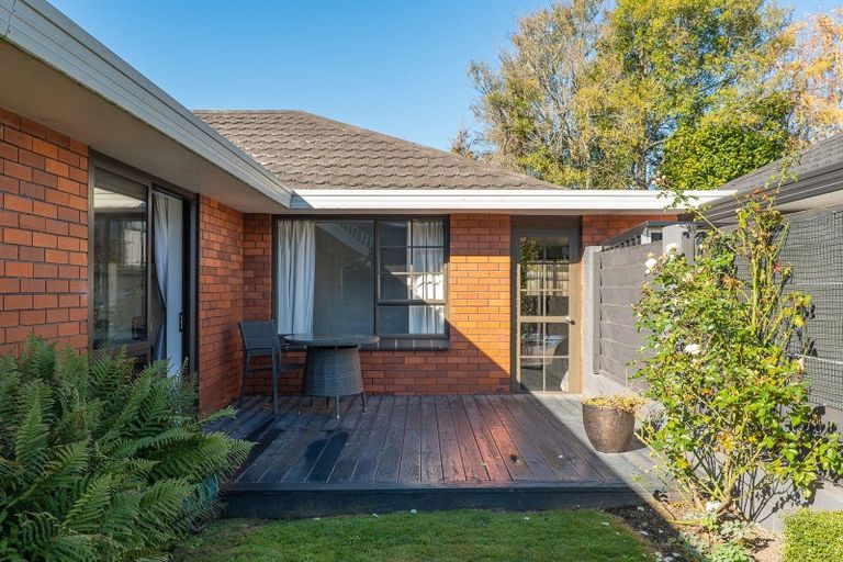 Photo of property in 2/84 Memorial Avenue, Ilam, Christchurch, 8053
