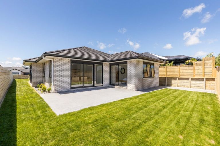 Photo of property in 8 Oakmont Crescent, Waiwhakaiho, New Plymouth, 4312
