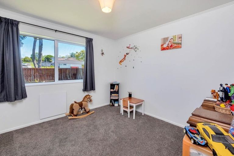 Photo of property in 31 Thornlow Street, Glendene, Auckland, 0602
