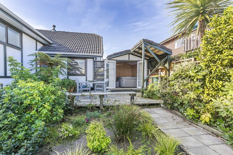 Photo of property in 32 Kinloch Place, Papakowhai, Porirua, 5024