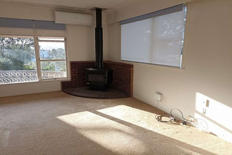 Photo of property in 15 Pohutukawa Avenue, Red Beach, 0932