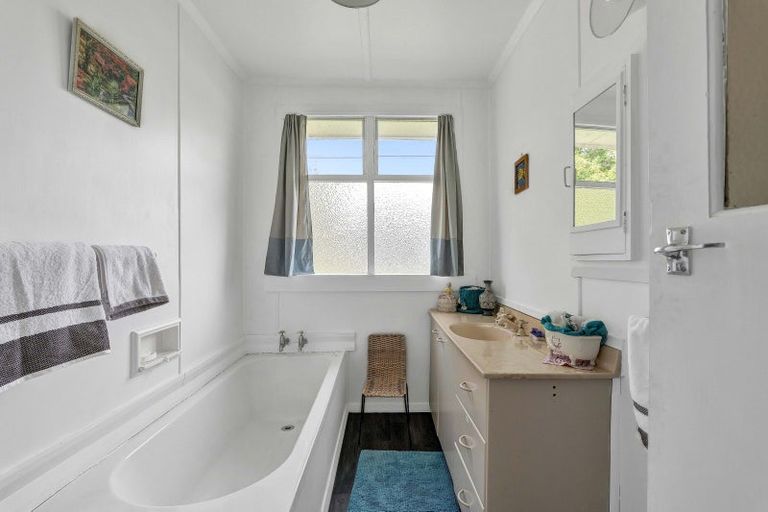 Photo of property in 1 Graham Street, Eltham, 4322