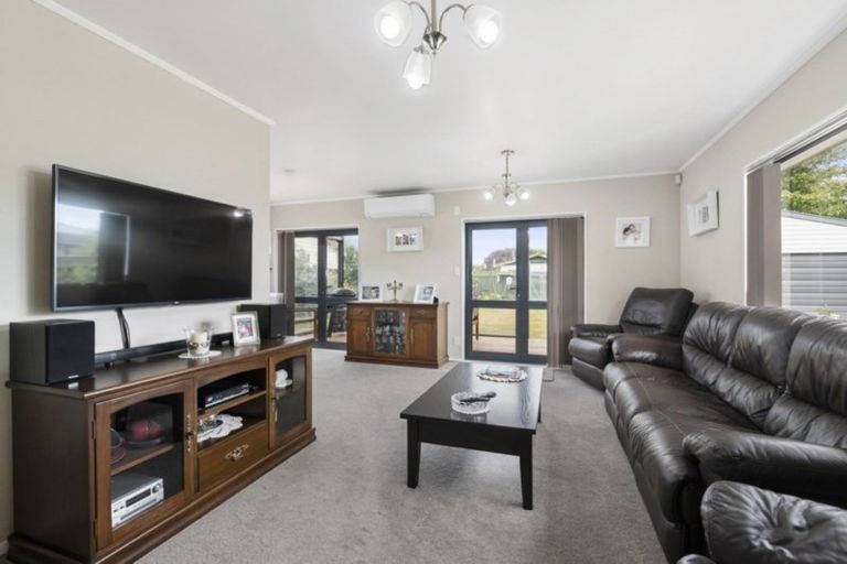 Photo of property in 71 Rhodes Drive, Kelvin Grove, Palmerston North, 4414