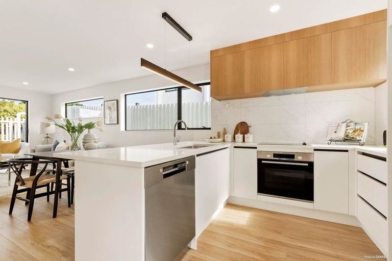 Photo of property in 17e Granville Drive, Massey, Auckland, 0614