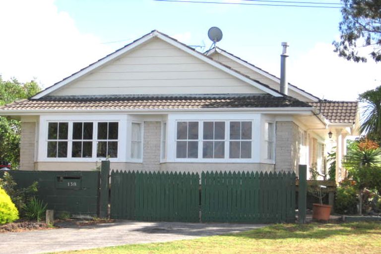 Photo of property in 2/138 Sunset Road, Unsworth Heights, Auckland, 0632