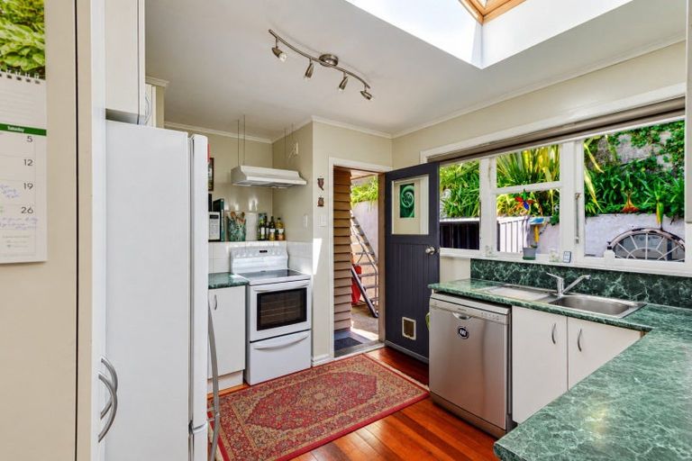 Photo of property in 16 Spencer Road, Hospital Hill, Napier, 4110