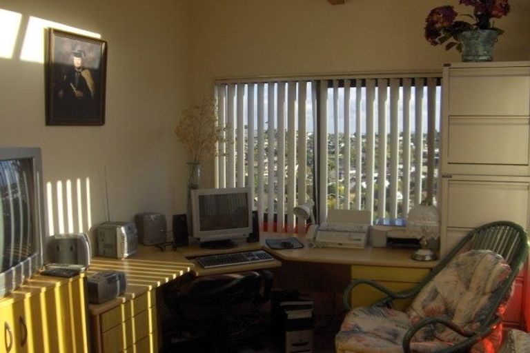 Photo of property in 28 Ronald Macken Place, Windsor Park, Auckland, 0632