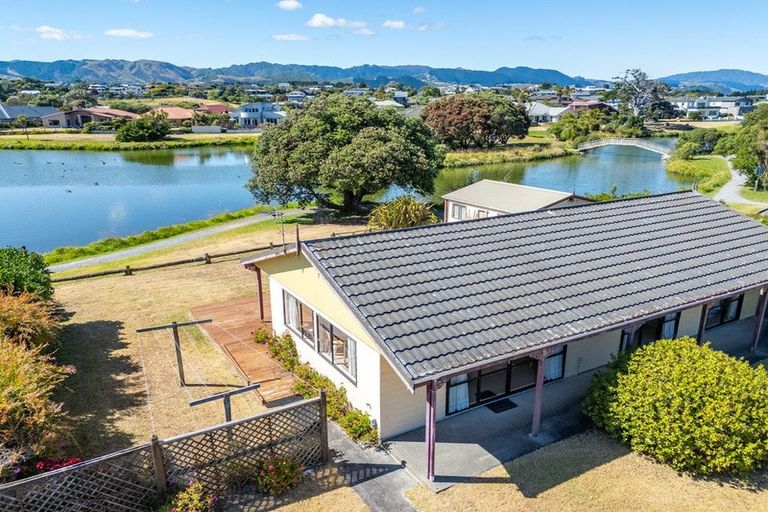 Photo of property in 172 Tutere Street, Waikanae Beach, Waikanae, 5036