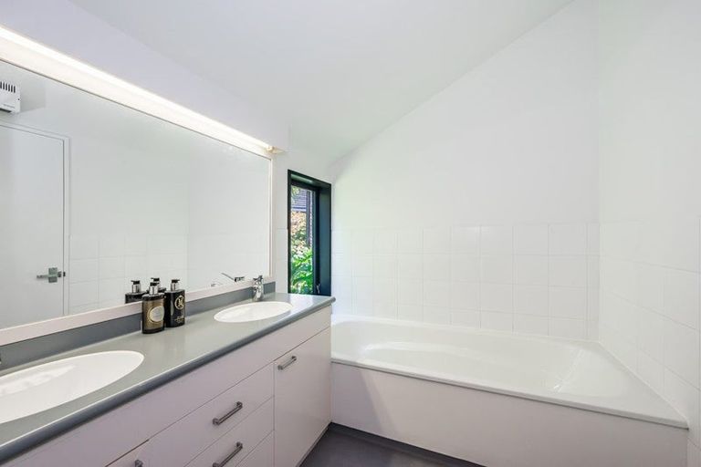 Photo of property in 11 Walnut Grove, Waikanae, 5036