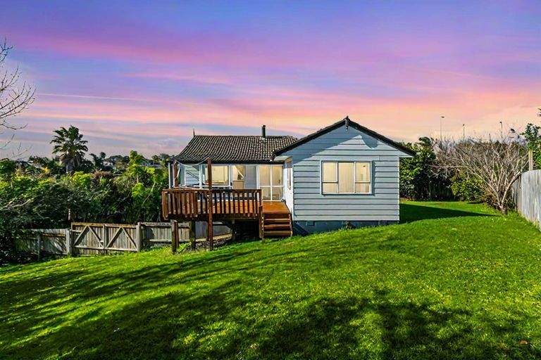 Photo of property in 11 Landsdale Place, Massey, Auckland, 0614