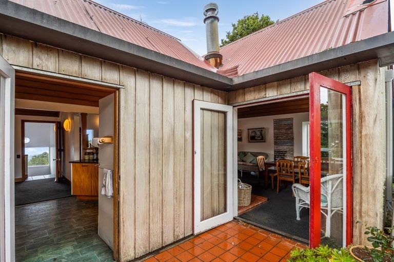 Photo of property in 1/51 Quinns Road, Waiatarua, Auckland, 0612