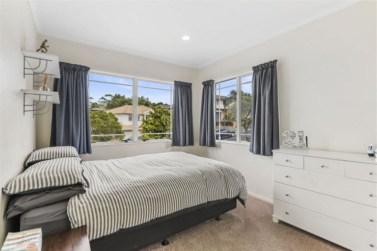 Photo of property in 8 Fulmar Way, Unsworth Heights, Auckland, 0632