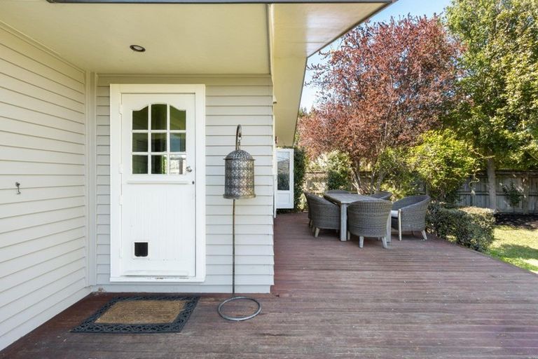 Photo of property in 16 Lucknow Road, Havelock North, 4130