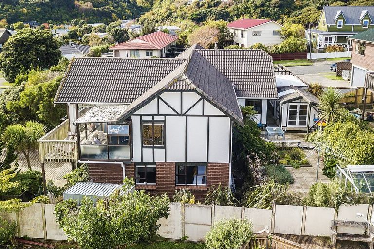 Photo of property in 32 Kinloch Place, Papakowhai, Porirua, 5024
