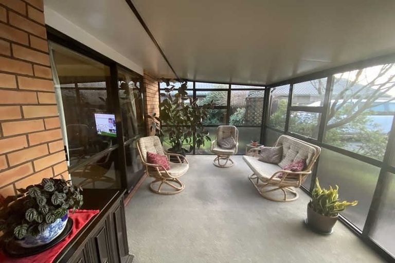 Photo of property in 2/5 Hibiscus Place, Redwood, Christchurch, 8051