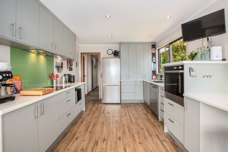 Photo of property in 104 Airlie Road, Plimmerton, Porirua, 5026