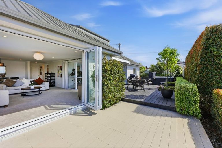 Photo of property in 2 Callender Place, Shelly Park, Auckland, 2014