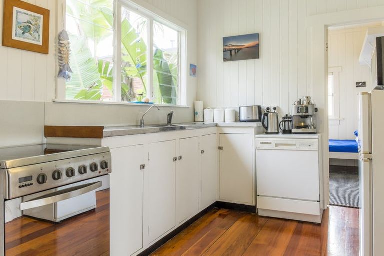 Photo of property in 27 Bournemouth Terrace, Murrays Bay, Auckland, 0630