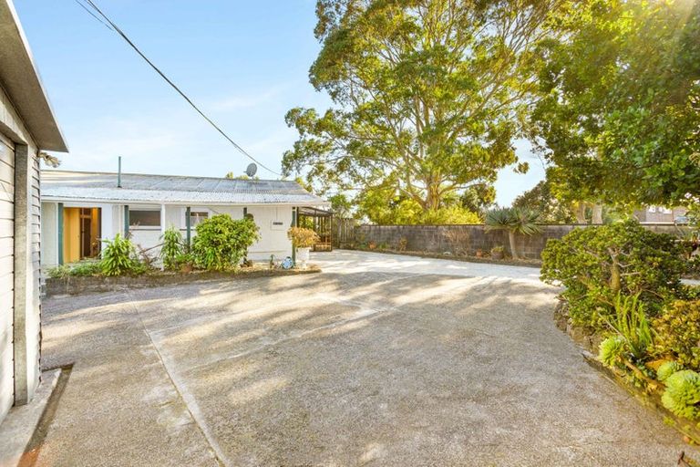 Photo of property in 28 Dawnhaven Drive, Te Atatu Peninsula, Auckland, 0610