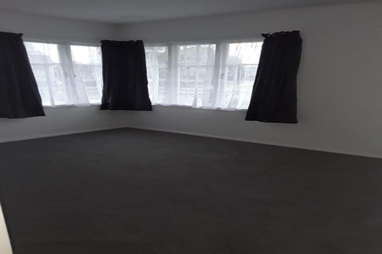 Photo of property in 2 Hereford Street, Te Atatu Peninsula, Auckland, 0610