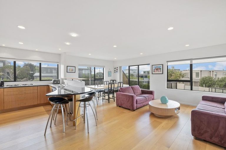 Photo of property in 1/32 Beach Road, Castor Bay, Auckland, 0620