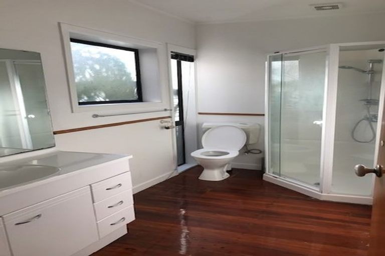 Photo of property in 2/11 Korotaha Terrace, Rothesay Bay, Auckland, 0630