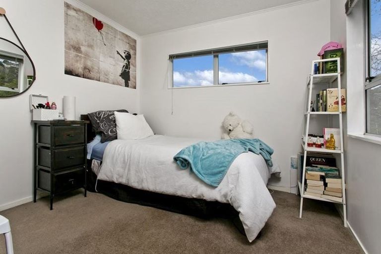 Photo of property in 5 Tetrarch Place, Totara Vale, Auckland, 0629