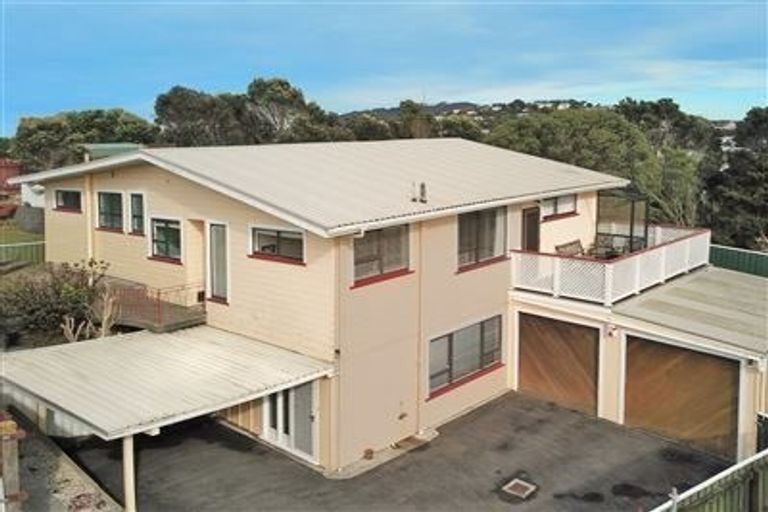 Photo of property in 2 Bancroft Terrace, Newlands, Wellington, 6037