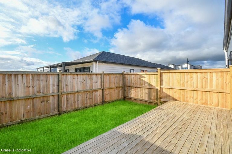 Photo of property in 22 Waimarie Drive, Karaka, 2578