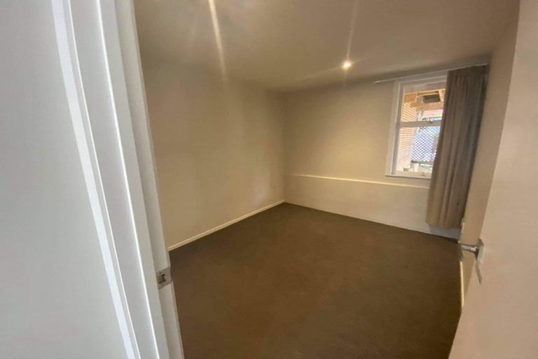 Photo of property in 2/19 Lake Road, Northcote, Auckland, 0627