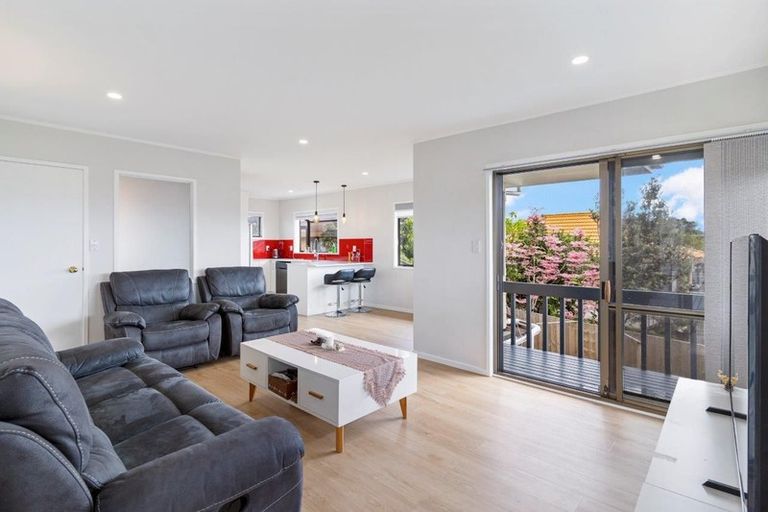 Photo of property in 2/30 Redoubt Road, Goodwood Heights, Auckland, 2105