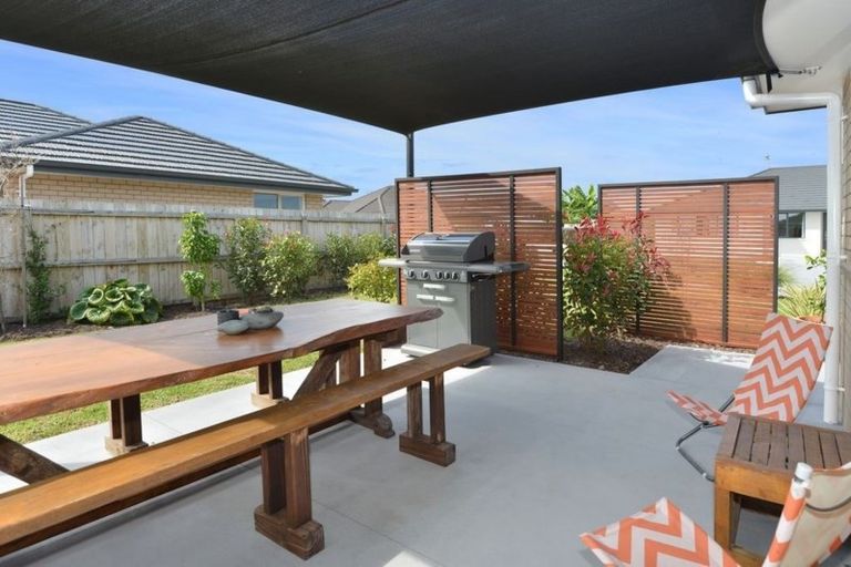 Photo of property in 16 Roto View, One Tree Point, 0118