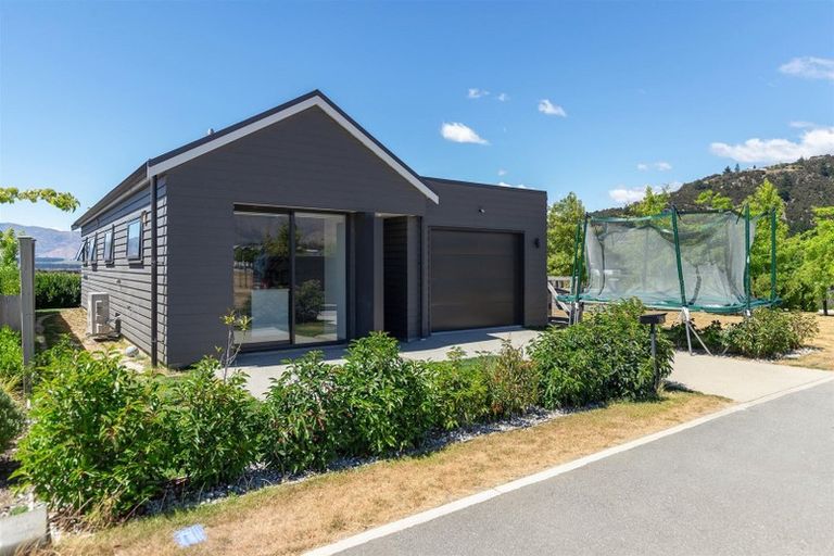 Photo of property in 26 Mount Creighton Crescent, Wanaka, 9305