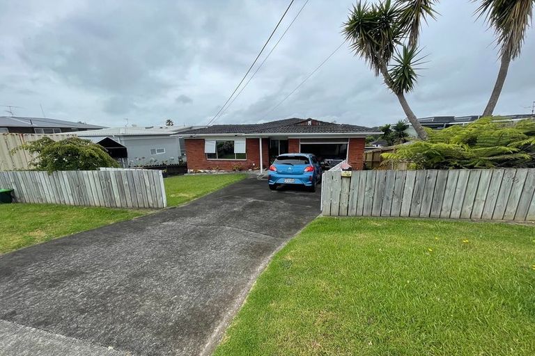 Photo of property in 1/43 Te Atatu Road, Te Atatu South, Auckland, 0610