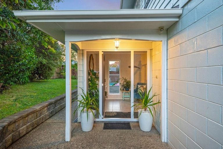 Photo of property in 26 Holdaway Avenue, Northcote, Auckland, 0627