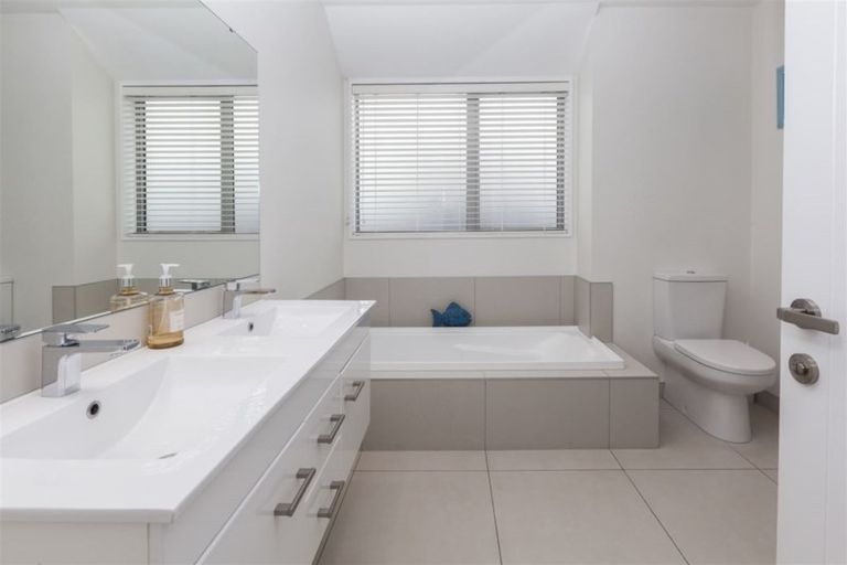 Photo of property in 17 Crown Close, Prebbleton, 7604