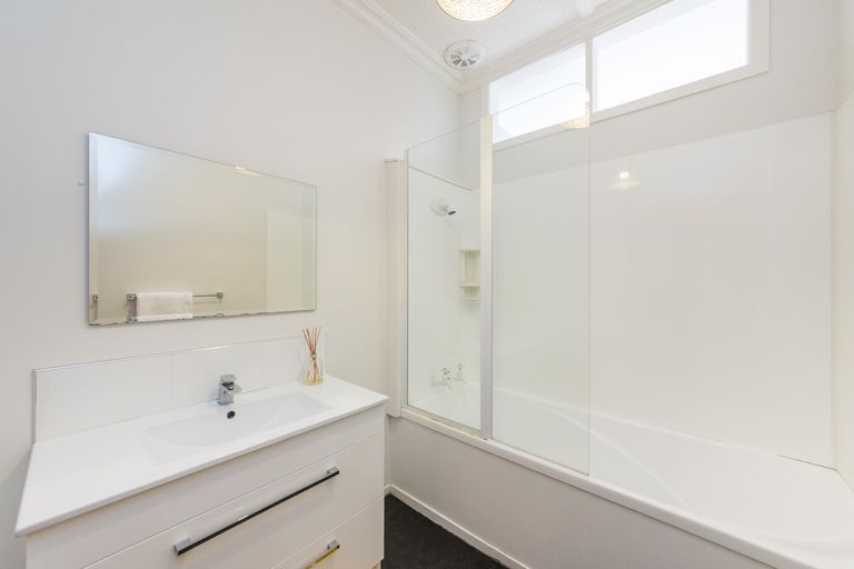Photo of property in 15 Kingswood Street, Takaro, Palmerston North, 4412