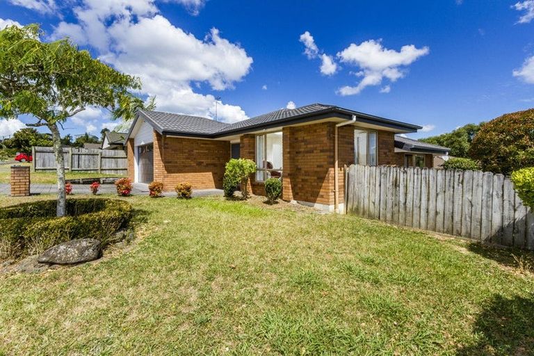 Photo of property in 5 Sunvista Avenue, Oteha, Auckland, 0632
