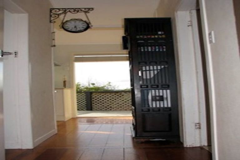 Photo of property in 1/130 Sunset Road, Unsworth Heights, Auckland, 0632