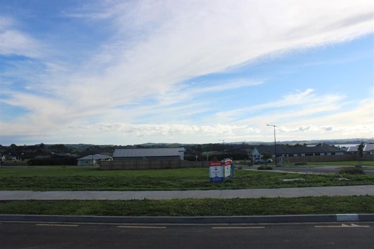 Photo of property in 25 Opouatu Avenue, Glenbrook, 2681