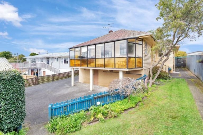 Photo of property in 213 Sturges Road, Henderson, Auckland, 0612