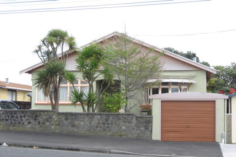 Photo of property in 16 Cutfield Road, New Plymouth, 4310